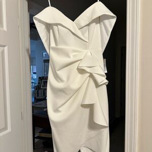 Chic Strapless White Dress with Ruffle Detail